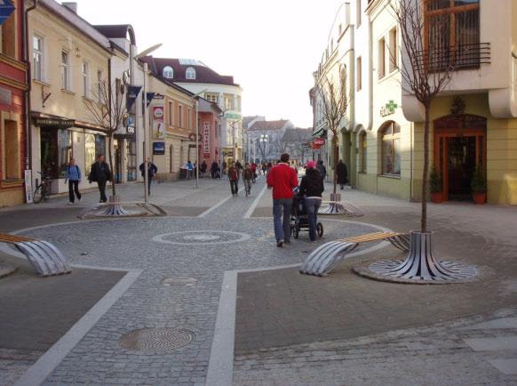 zejména na prvky s náznakem přesahu do netradičních řešení (kapitola 3.2). Analýza byla zaměřena na sedací prvky městského mobiliáře.