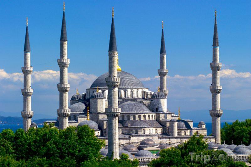 nejsvětější islámská relikvie (bazalt nebo meteorit), uctívaná už předislámskými Araby v Mekce Černý kámen je dnes rozbit na 3 velké a několik menších kusů podle lidové legendy měl být původně bílý a