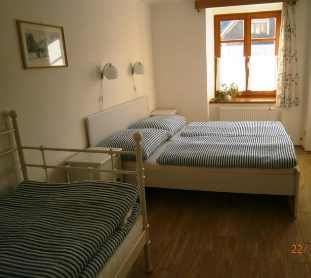 etapě byla opravena a zakonzervována původní dlažba uvnitř kaple Povýšení sv. Kříže. Dále zde byla osazena nově zhotovená okna a dveře opatřené ochrannými krycími nátěry.