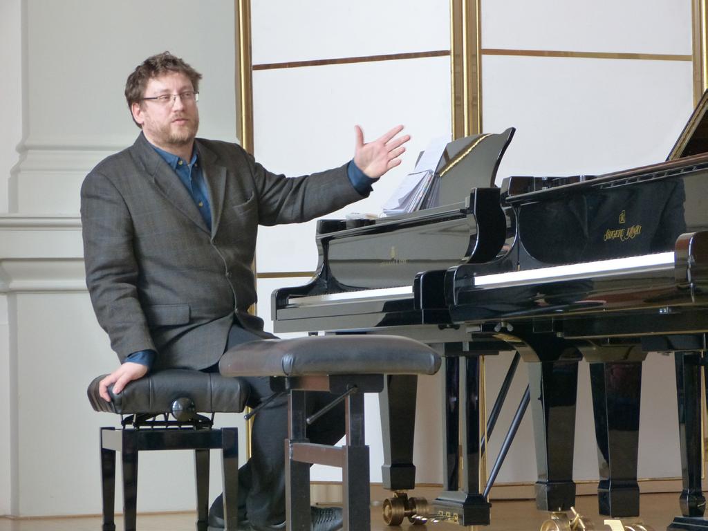 Přínosy a nástrahy klavírní spolupráce a hry s orchestrem V rámci konzultačního dne Metodického centra 24. března 2018 proběhla otevřená lekce doc. Jana Jiraského, Ph.D. s Vojtěchem Špačkem, žákem 3.