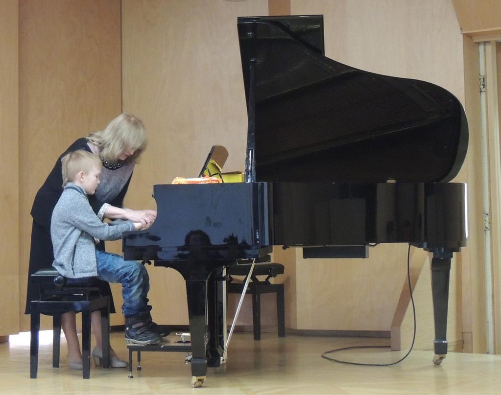 SEMINÁRE Choceňský seminář prof. Aleny Vlasákové 20. března 2018 proběhlo tradiční choceňské setkání klavírních pedagogů, které bylo již popatnácté svázáno s osobností paní profesorky Aleny Vlasákové.