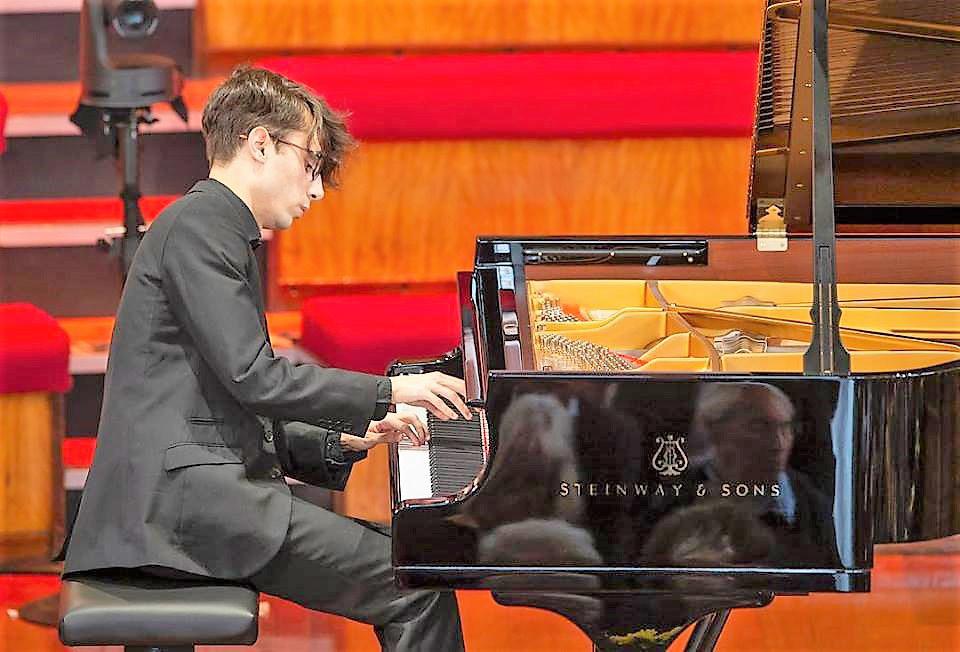 AKTUÁLNE Z KATEDRY KLAVÍR NÍ INTERPRETACE Mimořádný úspěch klavíristy Pavla Zemena na mezinárodní soutěži v Leedsu Ve dnech 6. až 15.