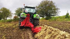 Hloubka až 90 cm Šířka záběru 50 cm Denní výkon 1 2 hektary 1 traktor + 1 řidič