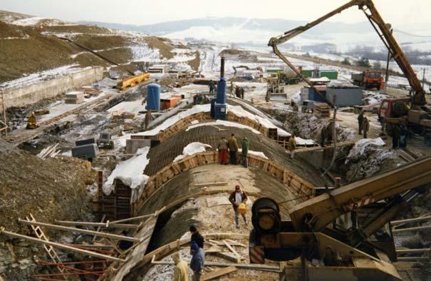 Obr. 2 Tunel Branisko fáze výstaby želvy Obr. 3 Tunel Branisko odtěžování kaloty pod želvou, zahájení ražby deskou, kdy jsou tyto konstrukce součástí trvalého nosného systému tunelu.