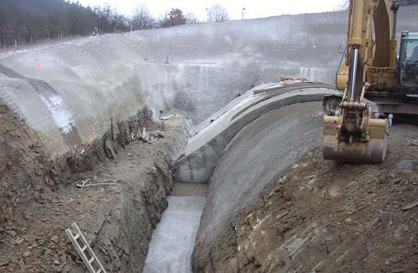 Obr. 10 Tunel Hněvkovský I výška nadloží pro zahájení ražby Obr. 11 Tunel Hněvkovský I zajištění stavební jámy a fáze výstavby želvy 24 m provedené z betonu C16/20 v tloušťce klenby min. 600 mm.