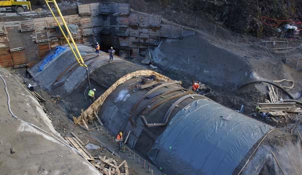 Rozpojování čelby probíhalo mechanicky tunel bagrem, nakládka a odvoz rubaniny nakladačem a doperem (viz obr. 19).