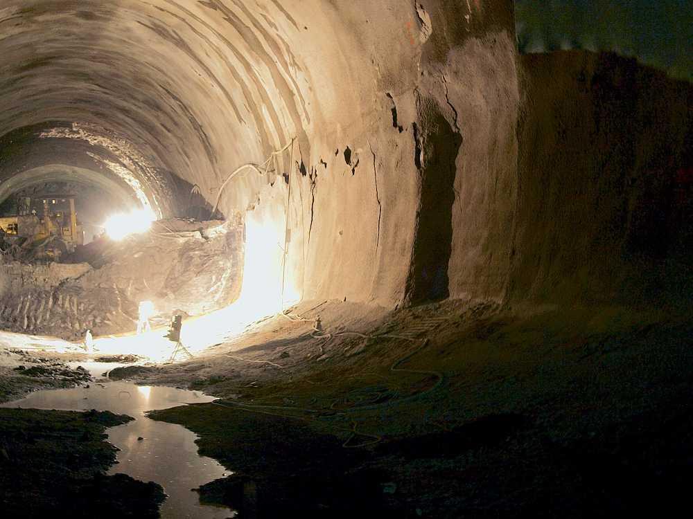 výlomu je odstraňována podstatná část klenby a levého opěří starého tunelu.