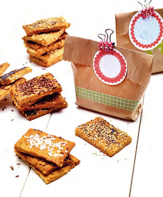 Doba prípravy: asi 35 minút Doba pečenia: asi 25 minút Vystačí na: asi 40 kusov lahodná 150 g celozrnnej múky 150 g hladkej múky 1 zarovnaná KL soli ½ KL sladkej papriky štipka korenia 50 g