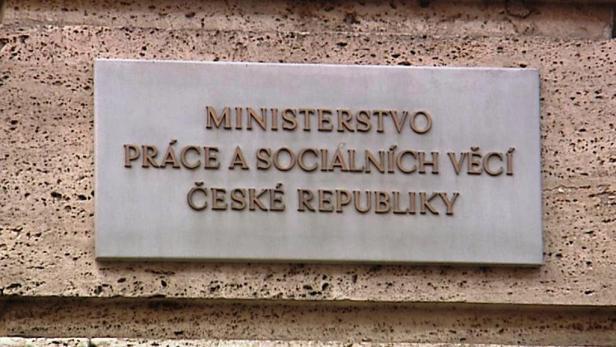Politika a veřejná správa Ministerstvo práce mělo v účetnictví chyby za 8,4 miliardy Nejvyšší kontrolní úřad (NKÚ) odhalil chyby v účetnictví ministerstva práce a sociálních věcí (MPSV) za loňský rok