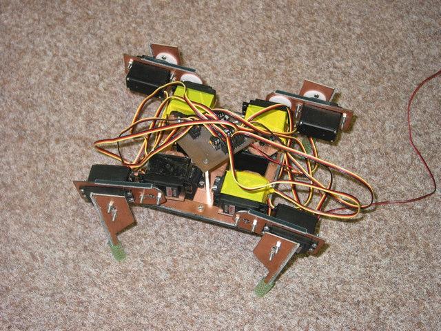 7.6 Čtyřnohý kráčející robot (Quadrapod) Obr.28 Quadrapod (převzato z [35]) Quadrapod je kráčející čtyřnohý, pozemní, experimentální robot, určený především do vnitřního prostředí.