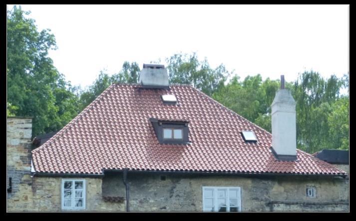 Je zaústěno do prostoru krovu, bude zde zvyšovat vlhkost a tím snižovat životnost dřevěných konstrukcí a zvyšovat riziko napadení dřevokaznými škůdci, pro které se zde tímto vytvoří vhodné prostředí.