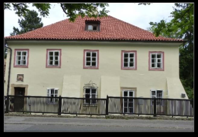 rekonstrukce v roce 2005 sjednoceny na dřevěné či z keramické dlažby a v současnosti jsou v dobrém stavu. Podlaha v garáži je betonová. Obr. 19: Jihozápadní uliční průčelí [Vytvořeno autorem] Obr.