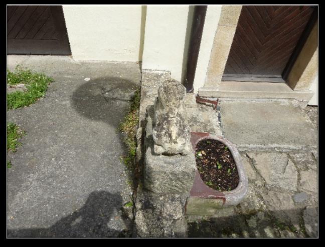 nahromadí a občas vystoupí tak vysoko, že zateče přes práh až do objektu. Mezi objektem garáže a částí Hladové zdi je vytvořeno úžlabí (viz obr. 30). Do úžlabí je zaústěn chrlič z terasy v 2.NP.
