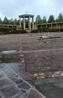 Lidice a Terezín V pátek 5.5. se 8. a 9. ročník zúčastnil exkurze do Lidic a Terezína. Lidice Jako na první památku jsme se jeli podívat do Lidic. Tam jsme se rozdělili na 2 skupinky.