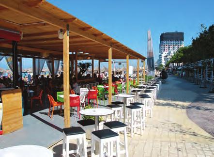 spojenie s centrom mesta miestnou dopravou alebo taxíkom POPIS A PLÁŽ: obľúbené susedné hotely patria do hotelovej siete Harmonia moderný 4* hotel Albanian Star a menší 3* hotel Akileda s príjemnou
