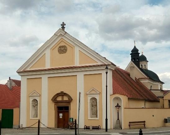 Kříž - litinový kříž na kamenném podstavci s nápisem Ke cti a chvále nejsvětějšího jména JEŽÍŠ postaven nákladem občanů Jaroměřických 1863. Místo: vedle kostela směrem k náměstí.