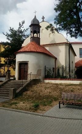 Oktogonální stavba s předsíní v podobě jednoho čtvercového pole lodi je završená kopulí s lucernou. Kaple navazuje na soubor architektonicky hodnotných raně barokních staveb.