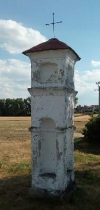 Hranolový dřík s okosenými hranami nese čtyřbokou kaplici otevřenou do tří stran pravoúhlými otvory. Jinde uveden rok 1798. Místo: při silnici z Jaroměřic do Moravských Budějovic GPS 49.
