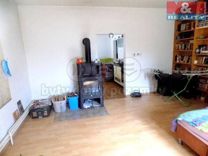 V přízemí domu je kuchyně, dva pokoje a koupelna s