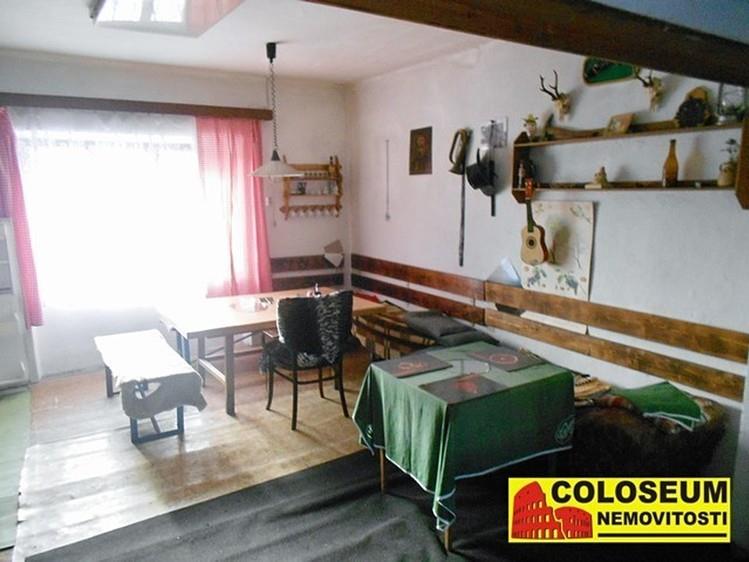 Obec leží v údolí pod zalesněnými stráněmi