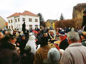 zahřátí trhovci, točil se historický dřevěný kolotoč, děti