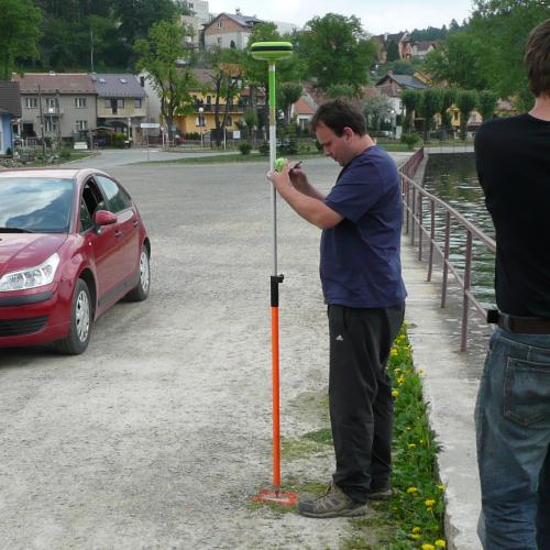 případě se komunikace mezi kontrolerem a příjmačem odehrávala pomocí bezdrátové technologie Bluetooth. Bezdrátové spojení mezi geodetickými přístroji se stává v poslední době uživatelským standartem.