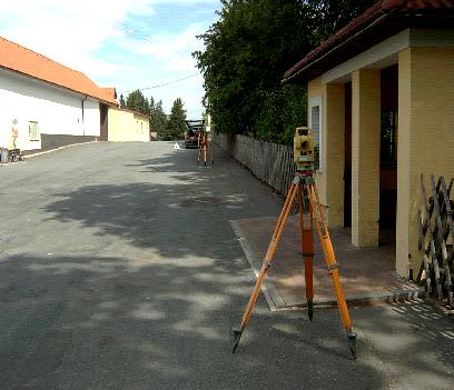 3.2.1 Kontrola součtové konstanty Při měření délek elektronickým dálkoměrem při použití odrazného hranolu je nezbytné ověřit kontrolu součtové konstanty.
