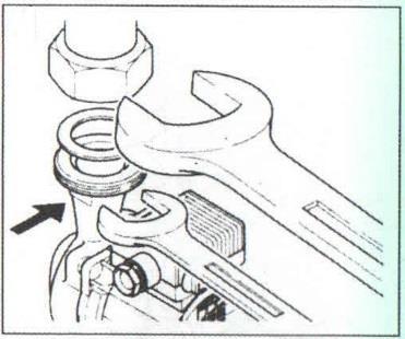 Aby nedošlo k poškození připojovacího šroubení (vstup/výstup) při připojování na potrubí, je potřeba správně zafixovat čerpadlo klíčem pod šroubením (jak je znázorněno v následujícím obrázku).
