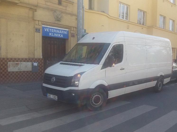 chybějící nebo nevhodně umístěné přechody chybějící zeleň parkování na chodnících legální i nelegální nedostatečné