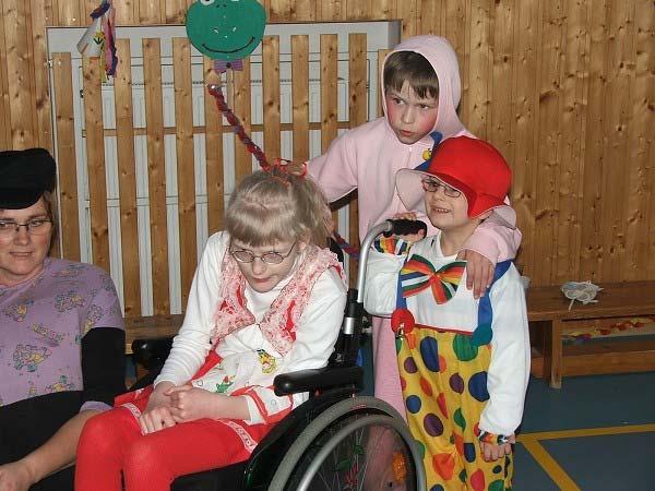 Základní činnosti poskytované projektem Stonožka jsou v rozsahu těchto úkonů: a) výchovné, vzdělávací a aktivizační činnosti: 1. pracovně výchovná činnost s dětmi 2.