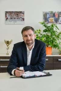 Pavel Škramlík Jak se rodí kmenový vůdce Lidé tvoří kmeny (společenské jednotky, které jsou větší než skupina a menší než společnost) a ty jsou základním stavebním prvkem rozsáhlejšího lidského úsilí.