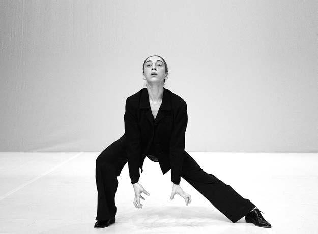 Mal Pelo/Federica Porello (ESP): Bach Dá se spojit barokní hudba a současný tanec? Na tuto otázku vám odpoví choreografka Maria Muñoz, která přijímá odvážnou výzvu ve svém představení Bach.