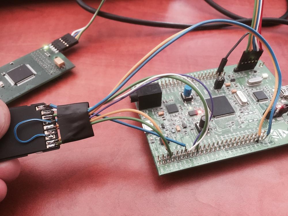 Na obou platformách se podařilo zapsat i přečíst data uložená na