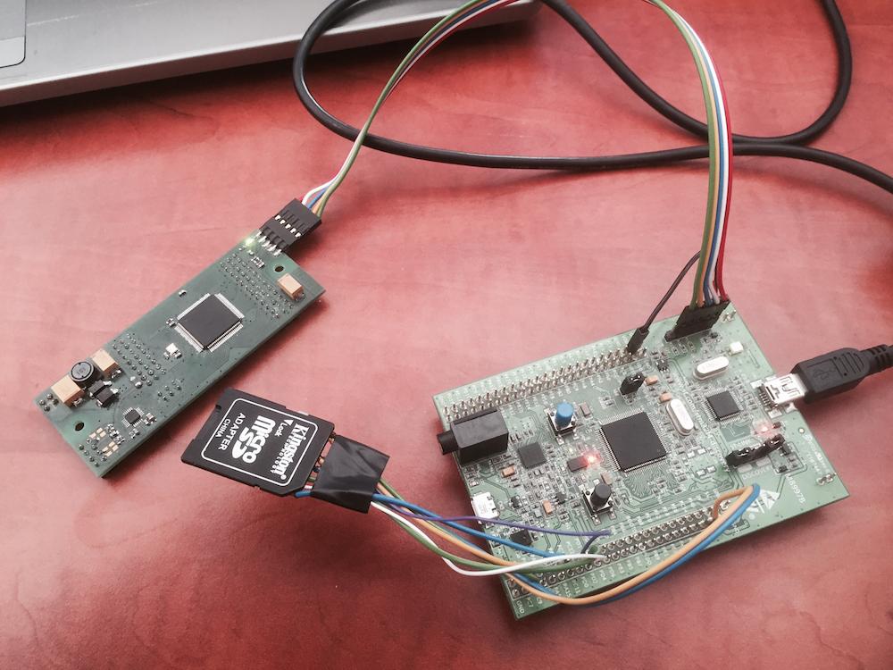 Obr. 6 - Zapojení pro testování procesoru Oživení USB Pro prvotní otestování můžeme použít mírně poupravený příklad programu vytvořený výrobcem, kde procesor komunikuje skrze USB v režimu HID (Human