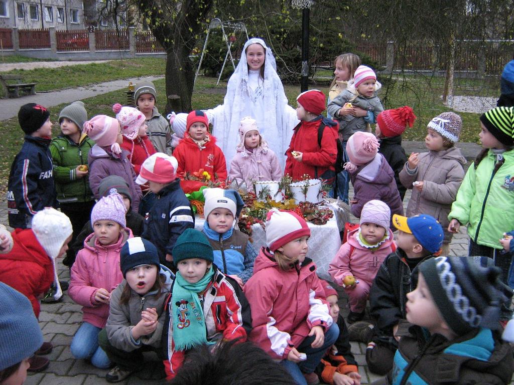 ZAHRADNÍ VÍLA NAVŠTÍVILA MŠ U TOVÁRNY Na zahradě mateřské školy pobýváme téměř celý rok.