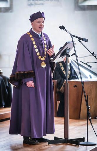 Nový děkan, jehož funkční období končí v roce 2021, v čele nejmladší fakulty ČVut vystřídal po osmiletém působení prof. Pavla Tvrdíka. Během ceremoniálu byli též slavnostně jmenováni noví proděkani.