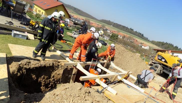 3.3 Ostatní oblasti působení 3.3.1 Cvičení Součástí odborné přípravy jednotek PO jsou i taktická a prověřovací cvičení.