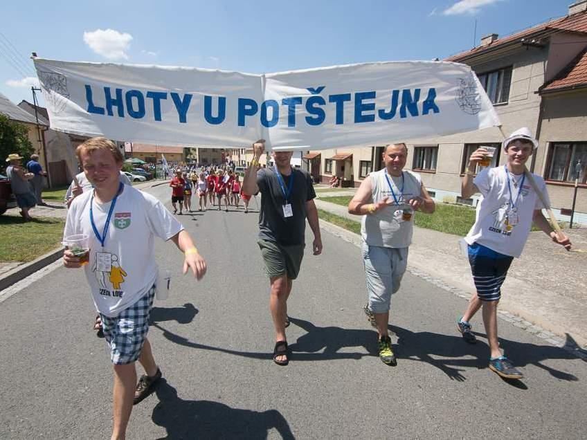 republiky. V sobotu dopoledne se konalo setkání zástupců Lhot a ve 13.00 hod.