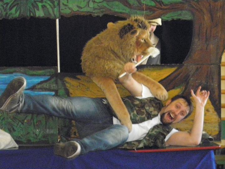 Děti si rej masek, spoustu zajímavých soutěţí a následný průvod po škole moc uţily. Ve čtvrtek 10.
