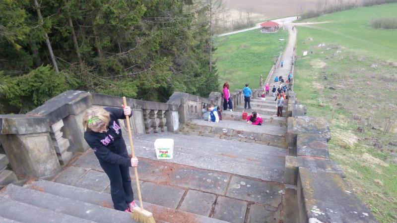 Pondělí 21. března bylo ve znamení Vynášení Moreny neboli Smrtky. Všichni ţáci školy i děti ze školky šli na náves a následně za vesnici k potoku Brodci.