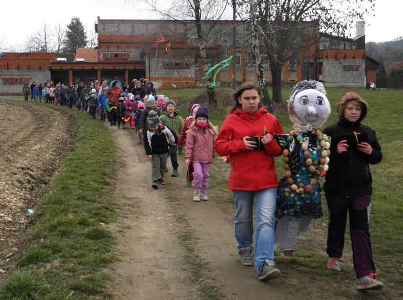 V neděli některé děti ze školky a někteří ţáci školy vystoupili na zahájení turistické sezony pod vrbickou rozhlednou. Ve čtvrtek 31.