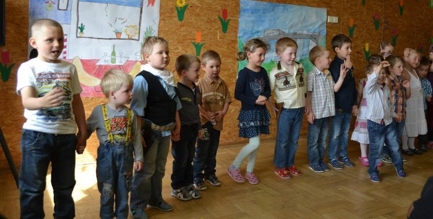Ve čtvrtek 5. května si děti a ţáci školy připravili pro maminky a babičky besídku ke Dni matek. Někteří zazpívali, jiní zarecitovali, zatancovali či sehráli scénky nebo netradiční pohádku.
