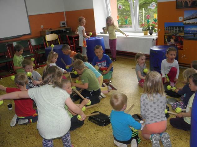 V druhé polovině května se Leon Hájek, Jaroslav Urbanec, Renáta Urbancová, Lenka Mazankievičová, Veronika Flegelová, Ondřej Hlávka, Ondřej Nečas a Vojtěch Zavacký zúčastnili turnaje ve vybíjené