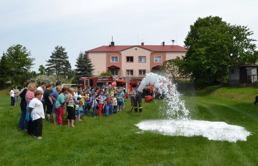 V pátek 27. května se školou rozezněla píšťalka a ve škole hořelo, naštěstí jen jako. Děti i ţáci museli rychle opustit školu a čekat na příjezd hasičů z Vamberka.