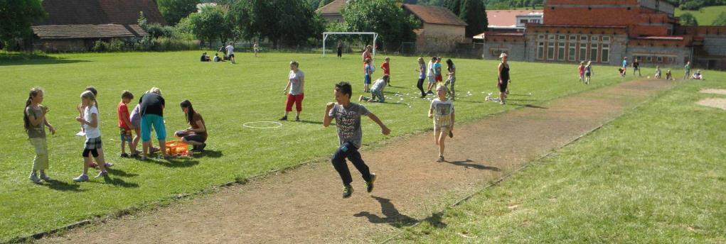V úterý 28. června proběhlo stanování na školním hřišti. Ţáci absolvovali několik soutěţí. Nejdříve byl pochod s hledáním indicií, díky kterým nalezli poklad - suroviny k uvaření gulášové polévky.