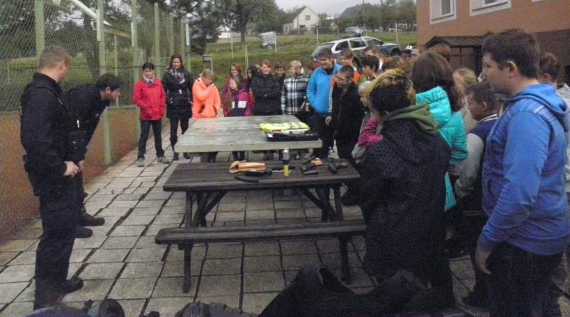 V říjnu pak začal ještě krouţek stolního tenisu pod vedením pana Ladislava Jakubce z Prorub. Dále byl otevřen nový krouţek - přírodovědný, který vedl pan František Břečťan ze Lhot u Potštejna.