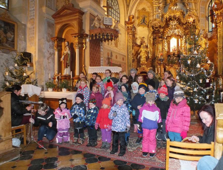 V pondělí 5. prosince navštívili mateřskou školu i všechny školní třídy Mikuláš, andělé a čerti. Čertovský průvod navštívil i obchod, poštu a Obecní úřad. V pondělí 12.