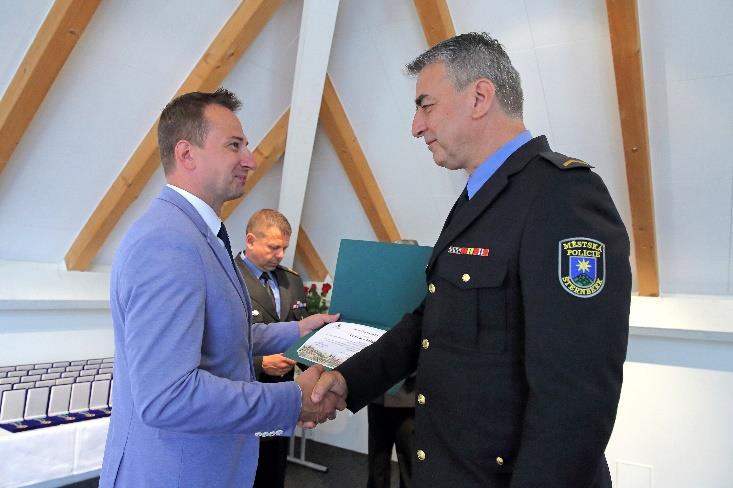 V souvislosti s oslavami vzniku městské policie ve Šternberku byli také oceněni strážníci naší MP, kteří