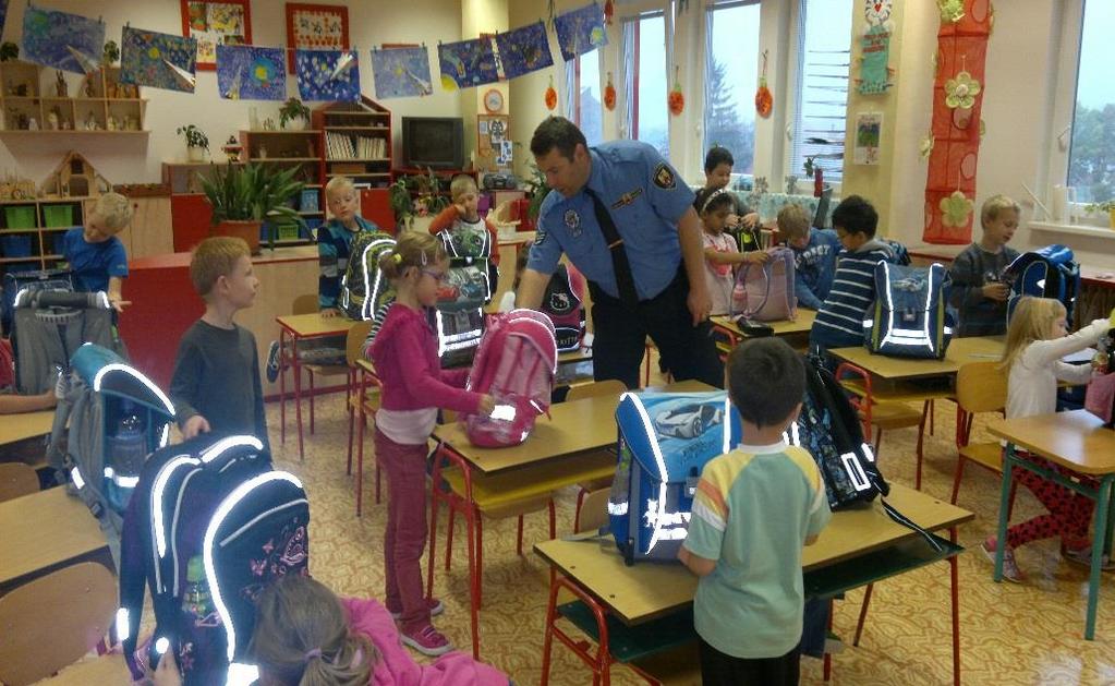 Přednášky za školní rok 2016 strážník Ludvík Kocián Datum Místo Čas Třída 1.4.2016 Mš Špičky 09.00-11.15 4.4.2016 Zš Šromotovo 08.00-12.00 3 A,B 5.4.2016 Zš Šromotovo 08.00-12.00 4 AB 6.4.2016 Zš Šromotovo 08.00-12.00 5 AB 7.