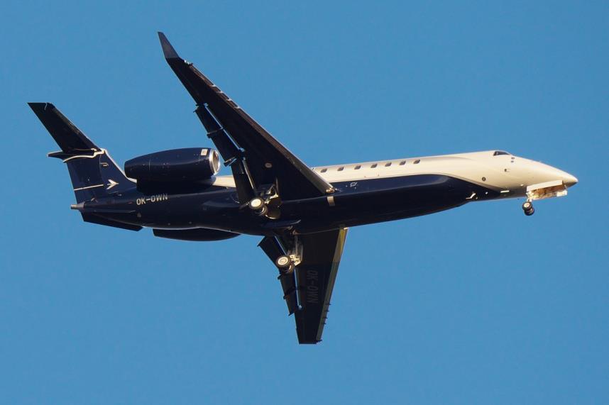Obr. 13 Embraer Legacy 650 [4] Parametry: Maximální počet míst: 14 Maximální dolet: 7223 km Maximální rychlost: 850 km/h Délka: 26,33 m Výška: 6,64 m Rozpětí křídel: 21,17 m Typ motoru: Rolls-Royce